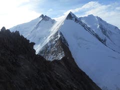 Unterwegs im schönsten Land der Erde. Fotostandort: Auf dem Dirruhorn 4034m. Unterwegs in der Mischabel-Gruppe in den Walliser-Alpen. Im Hintergrund das Hobärghorn 4217m, Stecknadelhorn und Nadelhorn 4327m. Rechts im Hintergrund, der Dom. Er ist mit 4545m der höchste Punkt ganz auf auf Schweizer Boden. (Bild: Raphael Wellig, 16. September 2018)