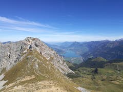 Tolle Fernsicht vom Mändli (2060 m) auf die Berge und den Sarnersee. (Bild: Urs Gutfleisch (Mändli, 26. September 2018))