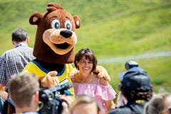 Doris Leuthard posiert mit dem Maskottchen während der Eröffnungsfeier des Bärenparks. (Bild: Christian Merz/Keystone (Arosa, 3. August 2018)).