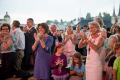 Doris Leuthard und Nationalrätin Andrea Gmür (rechts) an Bundesfeier der Stadt Luzern auf dem Europaplatz. (Bild: Corinne Glanzmann, 31. Juli 2017))