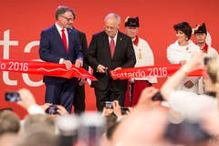 Bundespräsident Johann Schneider-Ammann durchschneidet das Band zu Eröffnung des Gotthard-Basistunnels. Flankiert wird er von SBB-CEO Andreas Meyer und Doris Leuthard (Bild: Alexandra Wey (Pollegio, 1. Juni 2016))
