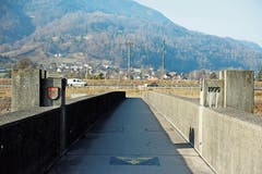 Ein symbolisches Tor in Flussmitte mit dem Baudatum und den Gemeindewappen markiert die Landesgrenze auf der kleinen Rheinbrücke. (Bild: Cornel Doswald)