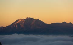 Pilatus im Licht der Morgensonne. (Bild: Daniel Hegglin (Zug, 27. September 2018))