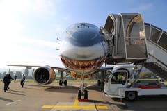 Das Demosntrationsflugzeug mit dem aggressiven Haifischmaul wurde schon am Mittwoch am Flughafen Zürich vorgeführt, zusammen mit einer anderen Airline. (Bild: Vivien Huber)