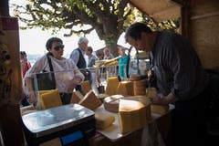 Anselm «Sälmi» Töngi von der Alpkäserei Gerschnialp bei Engelberg war auch mit einem Stand vertreten. (Bild: Philipp Schmidli, 28. September 2018)