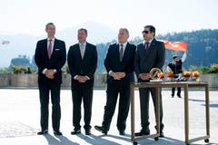 Sie eröffnen das Bürgenstock-Resort (von links): General Manager Robert Herr, Nidwaldner Regierungsrat Othmar Filliger, Bruno H. Schöpfer, Delegierter der Katara Hospitality Switzerland AG sowie Hamad Abdulla Al-Mulla, CEO Katara Hospitality. (Bild: Corinne Glanzmann (Bürgenstock, 28. September 2018))