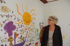 Theres Odermatt, Schulzentrumsleiterin Turmatt und Initiantin der Aktion, vor einem von Schulkindern gemalten Bild. (Bild: Philipp Unterschütz (Stans, 27. September 2018))