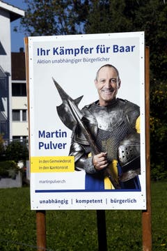 David Schärer. Einer etablierten Partei wäre ein solcher Auftritt wohl nicht zu raten. Für einen unabhängigen Kandidaten setzt es hingegen die einzige Möglichkeit dar, um einen Hauch einer Chance zu haben. Martin Pulver positioniert sich als Kämpfer und verspricht damit Engagement, hilfreich finde ich aus Sicht eines möglichen Wählers die Adjektive «unabhängig» und «bürgerlich» – da weiss ich, was ich bekomme. (Bild: Werner Schelbert, Baar, 25.9. 2018)