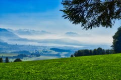 Sonnige Sicht über den Zugersee mit den ersten herbstlichen Vorboten. (Bild: Ernst Rohrer (Albis, 27. September 2018))