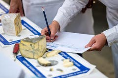 Jeder Käse erhält Punkte für Geschmack, Aussehen und Festigkeit. (Bild: Philipp Schmidli, 28. September 2018)