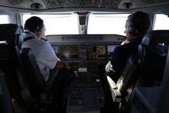 Die Schaltflächen im Cockpit dominieren Bildschirme. (Bild: Vivien Huber)