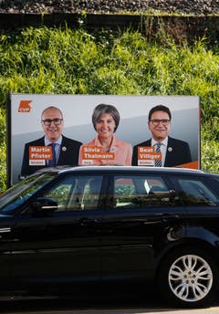 David Schärer: Dass man die neue Kandidatin Silvia Thalmann mit Farbtupfer-Deux-Pièce und im Zentrum auffällig in den Fokus setzt, während sie von den Bisherigen, Martin Pfister und Beat Villiger, in dezentem grau flankiert wird, ist geschickt. Das Plakat ist fokussiert, die Kandidatinnen wirken seriös und kompetent. Die Buttons sind als Versprechen ein wirksames Detail. Der Verzicht auf die diagonalen Linien würden das Plakat vermutlich etwas balancieren und die Namen etwas mehr leuchten lassen. (Bild: Stefan Kaiser, Menzingen, 27.09. 2018)
