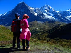 Ganztags kein Wölklein zu sehen in der Jungfrauregion, die Touristen freut's auch. (Bild: Josef Müller (Kleine Scheidegg, 27. September 2018))