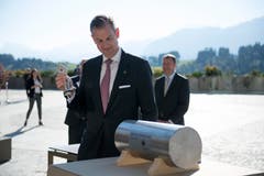 General-Manager Robert P. Herr legt Schlüssel in die Zeitkapsel. (Bild: Corinne Glanzmann (Bürgenstock, 28. September 2018))