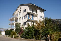Das Haus am Neuweg 1a in Stans wird am 8. Oktober abgerissen. Vorher wird alles brauchbare Material demontiert und verkauft oder verschenkt. Zudem darf das Haus von Sprayern des Vereins P28 benutzt werden und Schulkinder des Schulhauses Turmatt malen darin die Wände an. (Bild: Philipp Unterschütz (Stans, 28. September 2018))