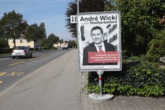 David Schärer: Das vermeintlich unauffällige schwarz-weiss kann in dieser bunten Suppe von Wahlplakaten durchaus auffällig wirken und vermittelt Seriosität. Das Bekenntnis zur Wirtschaft ist eine klare Positionierung, aber vielleicht auch etwas zu viel – das könnte man auf dem Plakat kürzer sagen. Die Zeile «Erfahren, kompetent, verbindend» hingegen könnte man wegschmeissen, sie stellt für die potenziellen Wählerinnen und Wähler keinen Mehrwert dar. Dass André Wicki erfahren, kompetent und verbindend ist, glaubt man ihm schon aufgrund des Fotos. (Bild: Daniel Frischherz, Zug, 10.9. 2018)