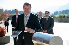 Der Nidwaldner Volkswirtschaftsdirektor Othmar Filliger legt eine Münze in die Zeitkapsel. (Bild: Corinne Glanzmann (Bürgenstock, 28. September 2018)
