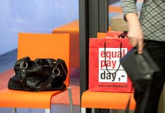Grosse Unternehmen sollen prüfen müssen, ob sie Männern und Frauen gleich viel zahlen. Nach dem Ständerat hat diese Woche auch der Nationalrat diese Massnahme gegen Lohndiskriminierung gutgeheissen. (Bild: Peter Schneider/Keystone)