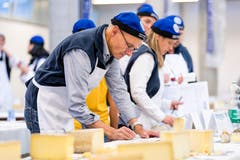 Jurymitglieder verteilen Punkte für die verschiedenen Käsesorten. (Bild: Philipp Schmidli, 28. September 2018)