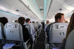 Der Passagierraum ist funktional und hell gehalten. Der Flugzeughersteller rühmt sich damit, den Passagieren viel Platz zu bieten und sie besonders gut vom Lärm der Turbinen abzuschirmen. (Bild: Vivien Huber)