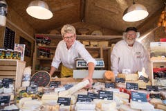Monika Schuppli und Albert Studer von der Natürli Zürioberland AG zeigen ihre Produkte (Bild: Philipp Schmidli, 28. September 2018)
