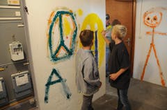 Keine Wand ist vor den Malereien der Kinder sicher. (Bild: Philipp Unterschütz (Stans, 28. September 2018))