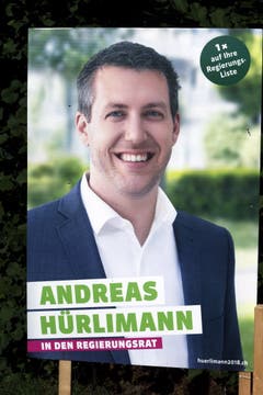 David Schärer: Alternative – die Grünen hat ein klares Gestaltungskonzept mit auffälligen Farben: Der Name Andreas Hürlimann in grünen Lettern, die Forderung auf pinkfarbenem Grund. Ich hätte den Namen allerdings nicht an den unteren Rand geklebt, sondern mehr in Zentrum gerückt. Unklar ist mir, weshalb die Partei auf das Parteilogo verzichtet, schliesslich ist dies nicht nur Absender, sondern auch ein wichtiger Botschaftsträger, der für eine politische Haltung steht. (Bild: Werner Schelbert, Zug, 25.9.2018)