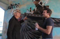 Theres Odermatt im Gespräch mit Sprayer Manuel Lucadamo. (Bild: Philipp Unterschütz (Stans, 27. September 2018))
