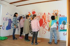 Kinder der Klassen MS 1d und 1b von Rainer Wolf und Denise Wiget bemalen eine Wand. (Bild: Philipp Unterschütz (Stans, 28. September 2018))