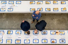 Bei der Käse-Jurierung isst nicht nur das Auge mit, sondern auch die Nase. (Bild: Philipp Schmidli, 28. September 2018)