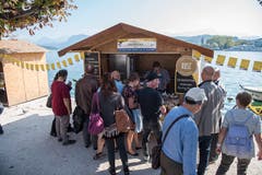 Beim Schweizerhofquai verkaufen diverse Käseproduzenten ihre Produkte. (Bild: Philipp Schmidli, 28. September 2018)
