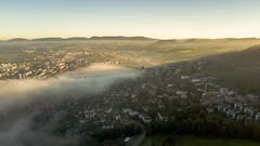 Morgennebel über der Stadt Zug. (Bild: Daniel Hegglin (Zug, 27. September 2018))