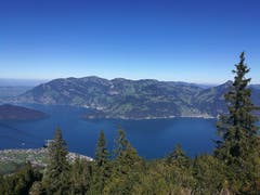 Blick von der Bergstation der Luftseilbahn Klewenalp auf den tiefblauen Vierwaldstättersee. (Bild: Urs Gutfleisch (Klewenalp, 27. September 2018))