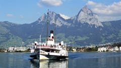 DS Stadt Luzern vor Treib, im Hintergrund der Kleine und Grosse Mythen. (Bild: Hans Steiner, 28. September 2018)