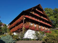 Typisches Zuger Bauernhaus im vollen Blumenschmuck. (Bild: Hugo Brugger (Walchwil, 28. September 2018))