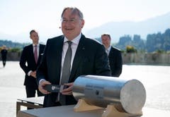 Bürgenstock-Chef Bruno H. Schöpfer legt einen Film in die Zeitkapsel. (Bild: Corinne Glanzmann (Bürgenstock, 28. September 2018)