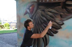 Manuel Lucadamo vom Verein P28 arbeitet an seinem Graffiti. (Bild: Philipp Unterschütz (Stans, 27. September 2018))