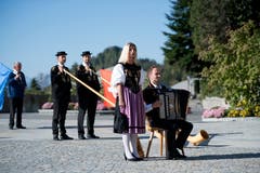 Jodlerin Franziska Wigger-Lötscher und Akkordeonist Urs Lötscher umrahmten die Eröffnung musikalisch. (Bild: Corinne Glanzmann (Bürgenstock, 28. September 2018))