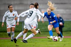 Luzerns Julia Höltschi (rechts) spielt einen Pass. (Bild: Philipp Schmidli (Luzern, 29. September 2018))