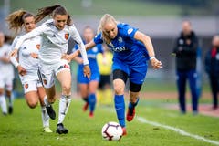 Luzerns Irina Brütsch (rechts) im Zweikampf mit Basels Jana Brunner. (Bild: Philipp Schmidli (Luzern, 29. September 2018))