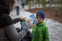 Das Buch „Als Löwe fliegen konnte“ mit Tiermärchen aus Afrika durften Familien als Geschenk mitnehmen.