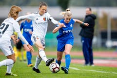 Luzerns Rahel Tschopp (rechts) gegen Basels Jana Brunner (Mitte). (Bild: Philipp Schmidli (Luzern, 29. September 2018))