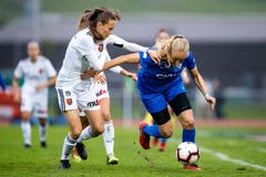 Luzerns Irina Brütsch (rechts) im Zweikampf mit Basels Jana Brunner. (Bild: Philipp Schmidli (Luzern, 29. September 2018))
