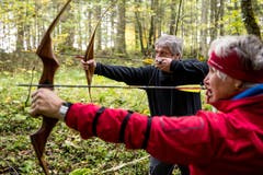 Ruedi Zangger und Alice Zimmermann zielen. (Bild: Philipp Schmidli (Mörlialp, 29. September 2018))