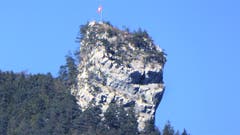 Die Stockfluh schaut mit grimmigem Gesicht ins Tal. (Bild: Hans Steiner (Treib, 28. September 2018))