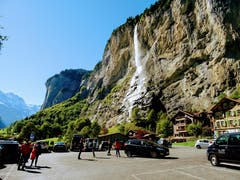Auch J.W. von Goethe bestaunte den Staubbachfall im Jahre 1779 nachdem er seine Kutsche parkierte. (Bild: Josef Müller (Lauterbrunnen, 27. September 2018))