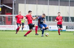 Kickers-Spieler Yahia Abaidia (links) gegen Bojan Malbasic vom FC Sursee. (Bild: Manuela Jans-Koch (Luzern, 29. September 2018))
