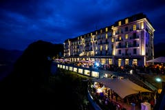 Das Bürgenstock-Hotel erstrahlt im Glanz des Abendlichts.