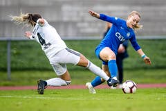 Luzerns Julia Höltschi (rechts) wird von Basels Sina Hirschi gestört. (Bild: Philipp Schmidli (Luzern, 29. September 2018))