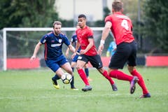 Sursees Pascal Bader (links) gegen Kickers-Spieler Leonardo Würmli. (Bild: Manuela Jans-Koch (Luzern, 29. September 2018))